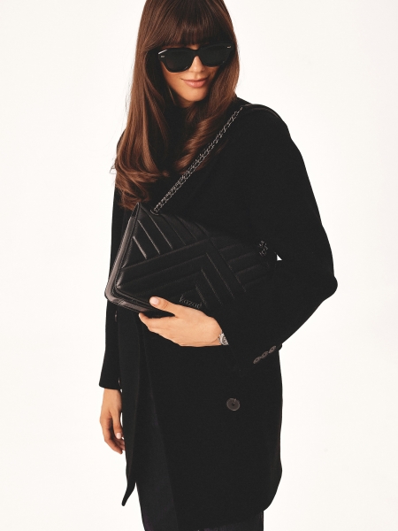 Borsetta nera ornata sospesa a una catena TERN M