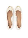 Ballerine in pelle bianca decorate con una spilla in metallo SEVILLA