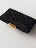 Elegante pochette nera ricoperta di guipure CARI