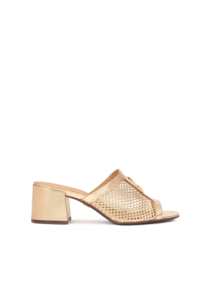 Muli dorati traforati decorati con un monogramma