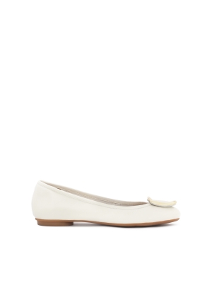 Ballerine in pelle bianca decorate con una spilla in metallo