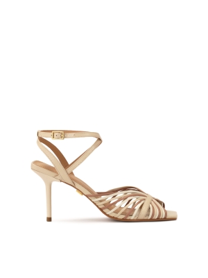 Sandali con nasi e tacchi quadrati