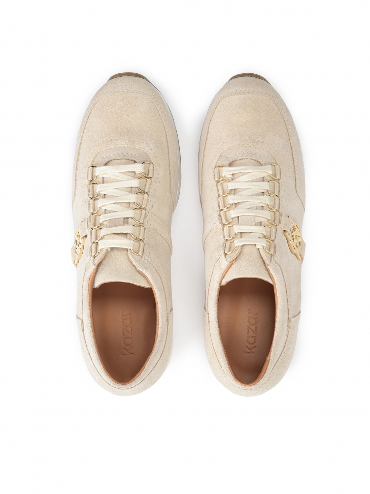 Sneakers da donna in camoscio beige decorate con un monogramma JORDAN