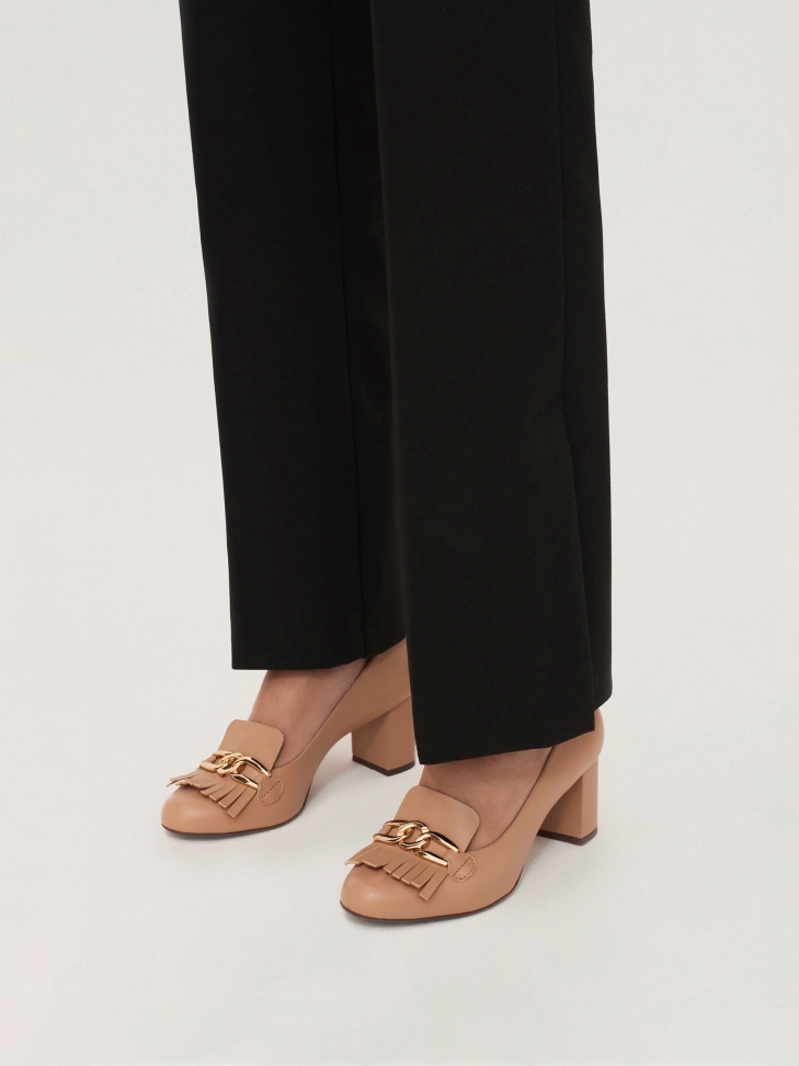 Décolleté in pelle marrone chiaro con nappe e catena WENDY