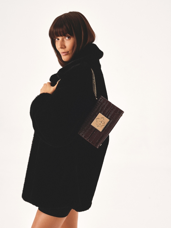 Borsa a mano marrone con motivo in rilievo e catena VIENA