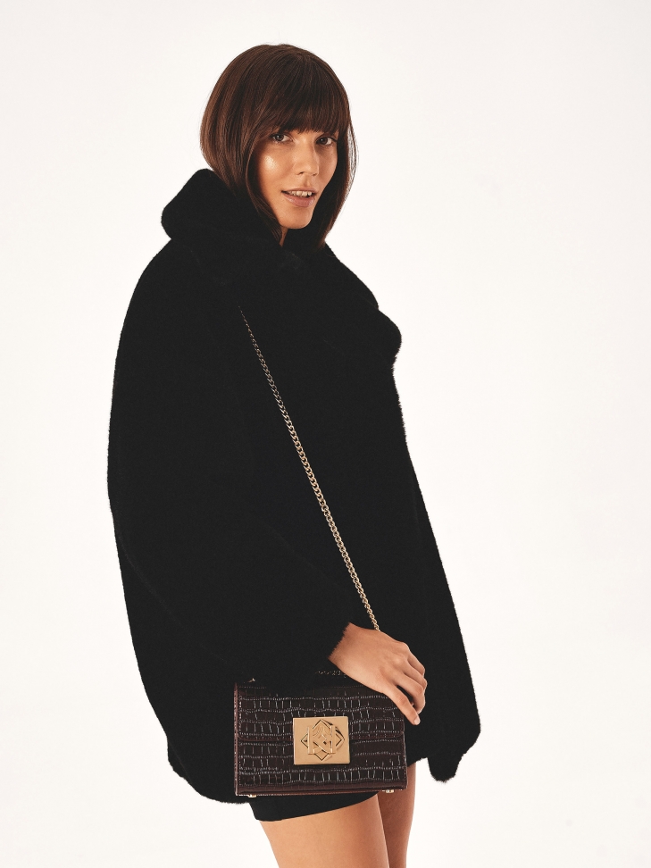 Borsa a mano marrone con motivo in rilievo e catena VIENA