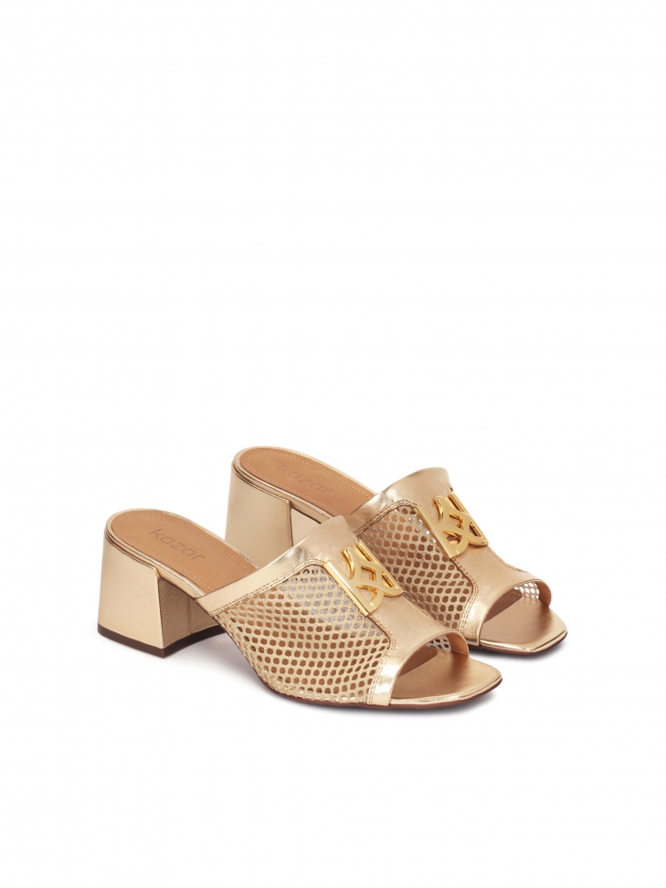 Muli dorati traforati decorati con un monogramma SAGE