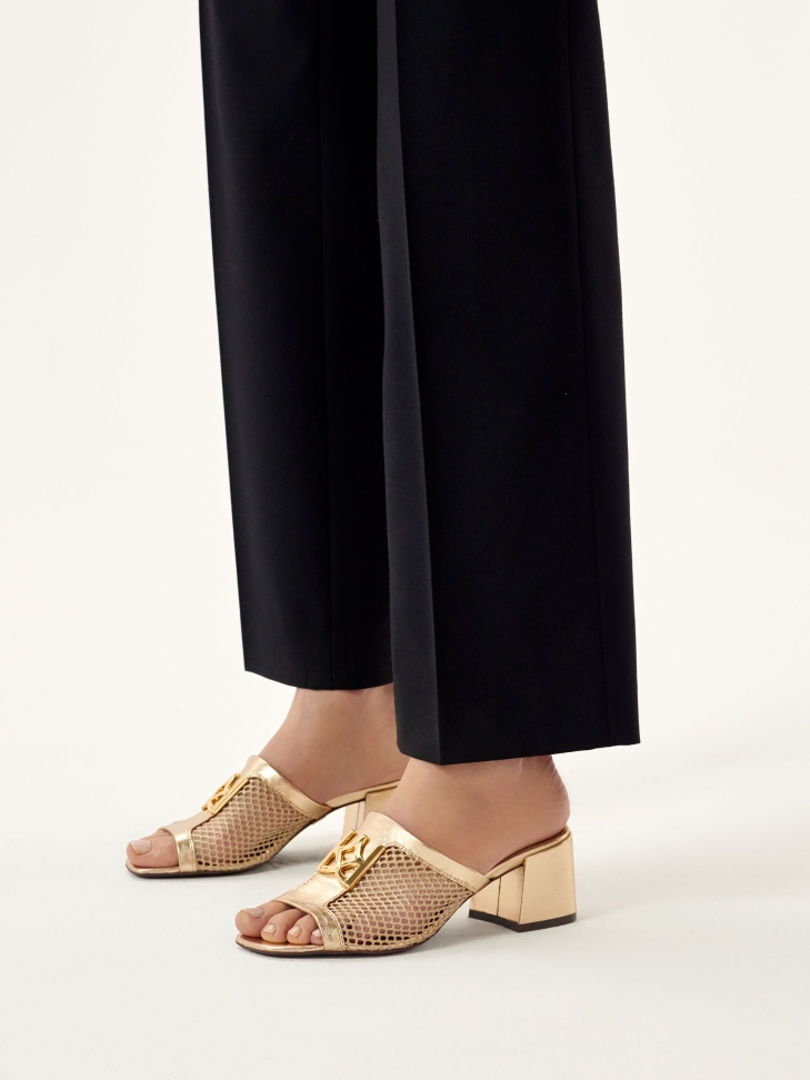 Muli dorati traforati decorati con un monogramma SAGE