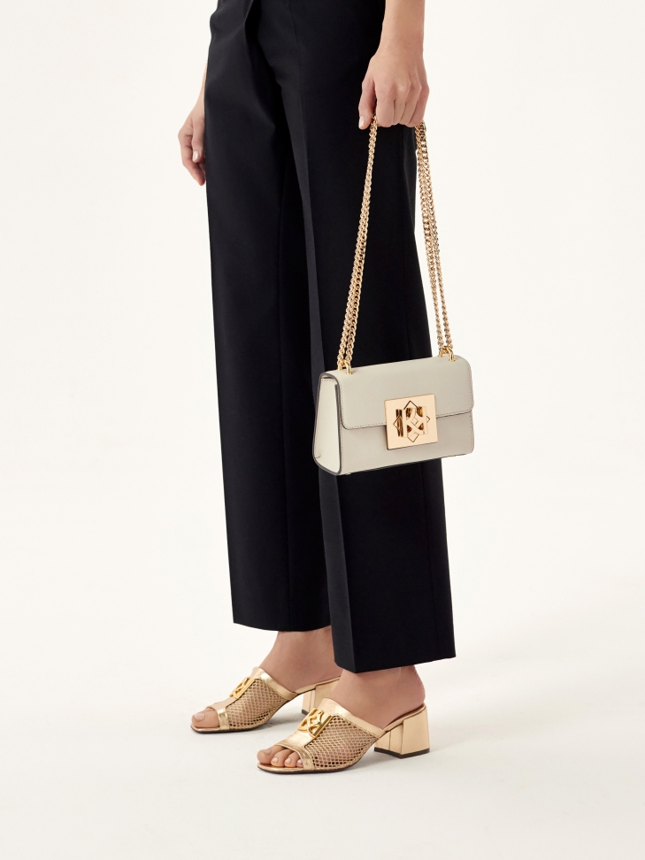 Muli dorati traforati decorati con un monogramma SAGE