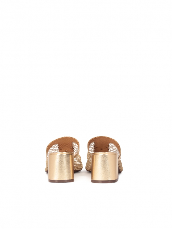 Muli dorati traforati decorati con un monogramma SAGE