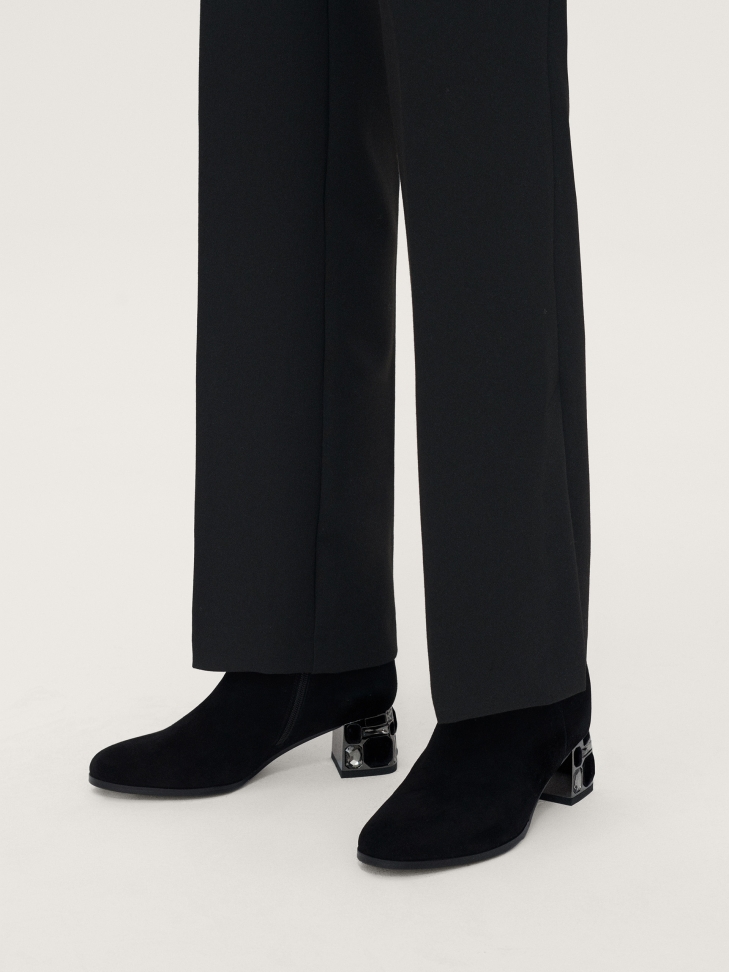 Stivali in pelle scamosciata con tacco largo decorato con grandi zirconi KATHLEEN