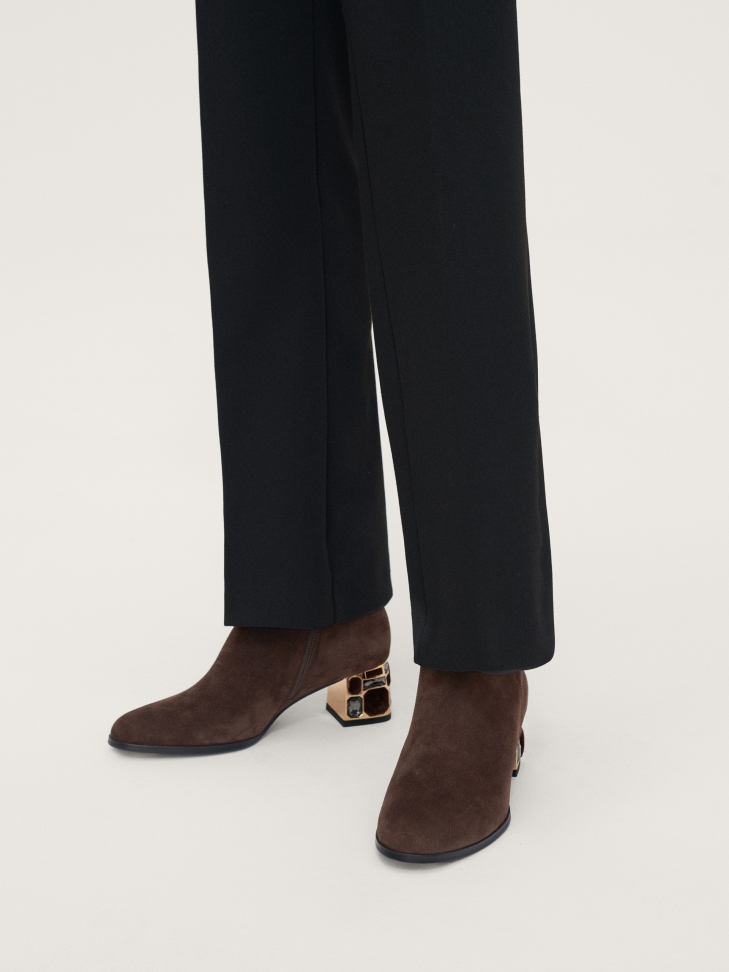 Stivaletto in pelle scamosciata marrone con tacco splendidamente decorato KATHLEEN