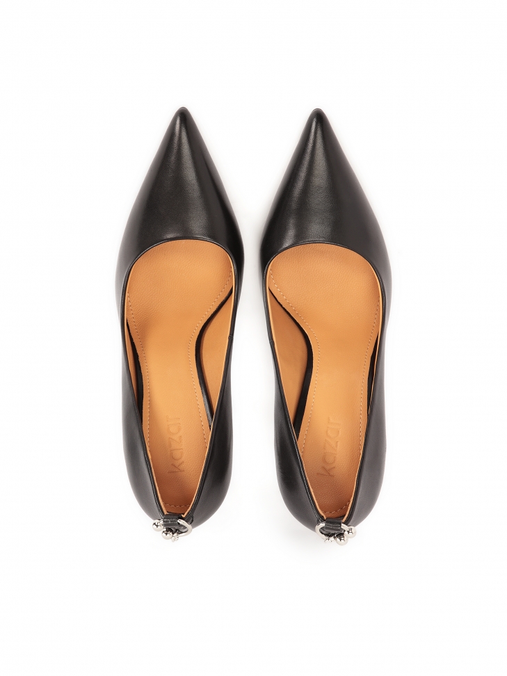 Tacchi a spillo neri con catena appuntata sul tallone ADLEY