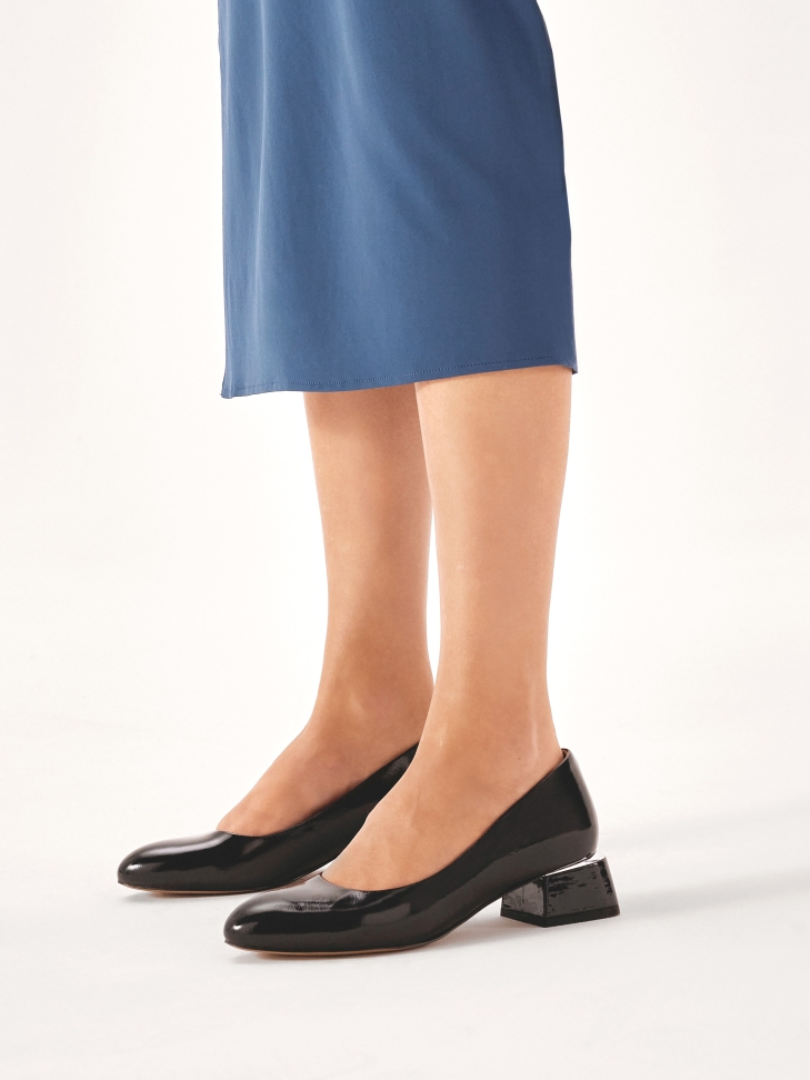 Décolleté in vernice con tacco largo e basso SIONA