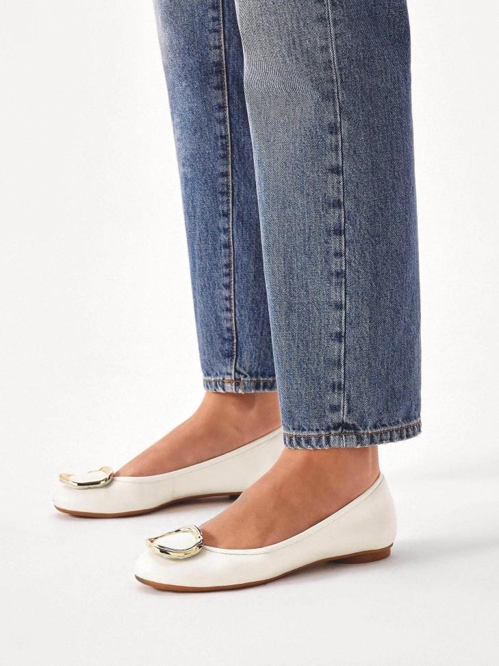 Ballerine in pelle bianca decorate con una spilla in metallo SEVILLA