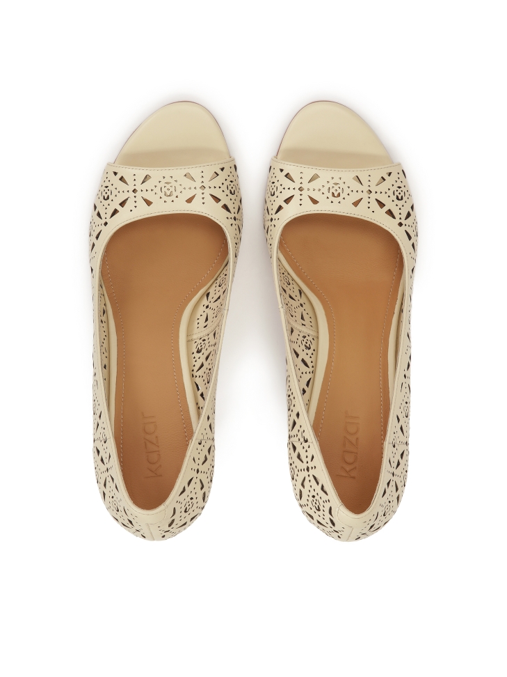 Décolleté peep toe color crema con motivo traforato  AUDE