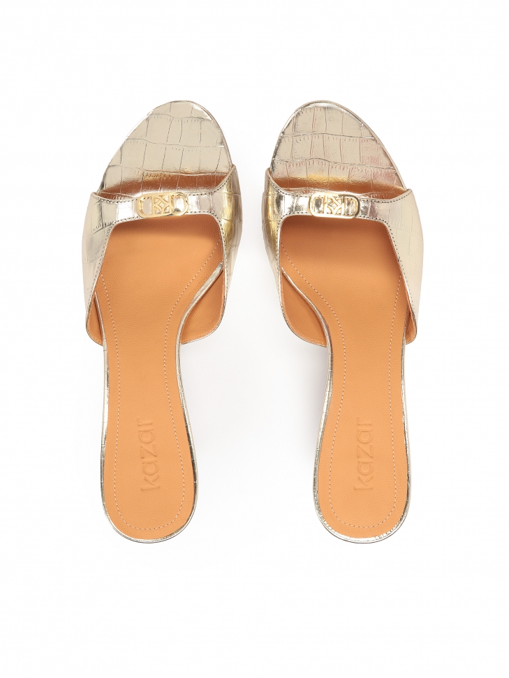 Mules con monogramma in oro lucido di KAZAR LUCIA