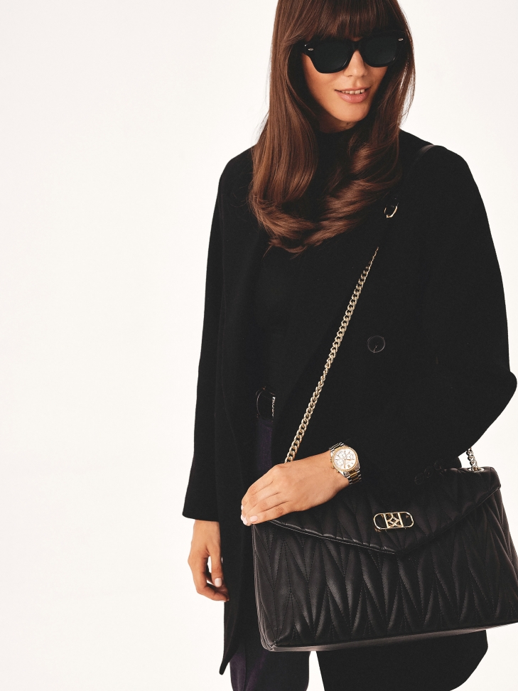 Borsa nera con un'insolita patta DIVA