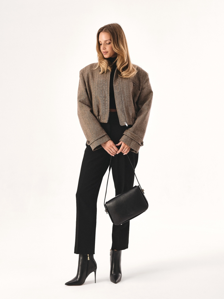 Borsa a mano nera con vistosa tracolla a spillo RAISE