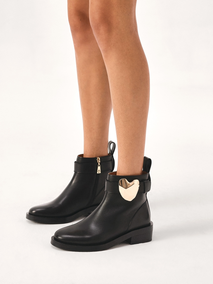 Stivali bassi decorati con un cuore in metallo REGGIE