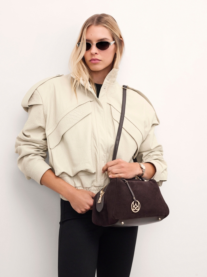 Borsetta in pelle scamosciata e vera pelle marrone con portachiavi WENNY