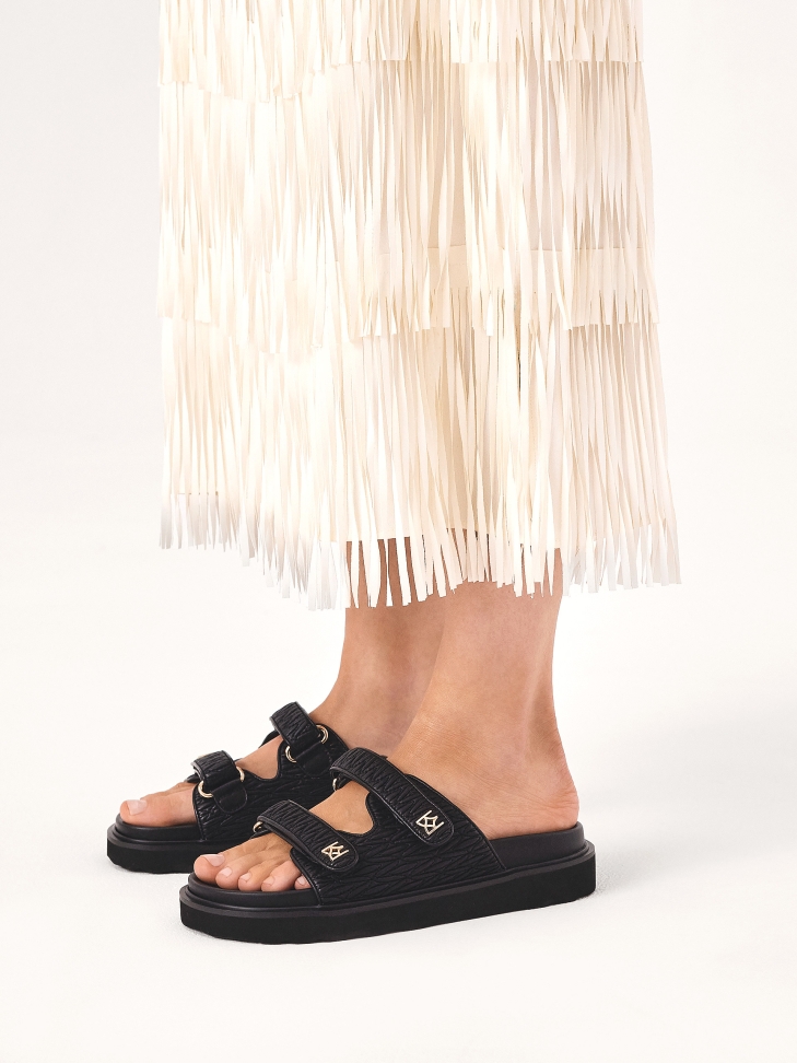 Scivoli in pelle nera goffrata su una suola confortevole DESIRE