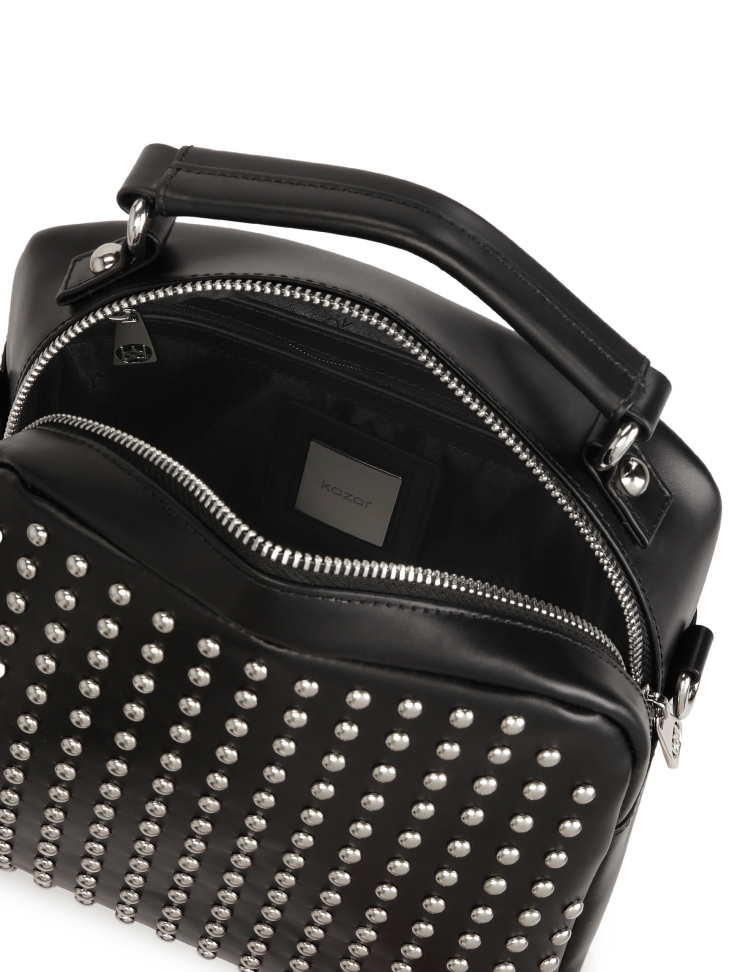 Borsa nera decorata con rivetti d'argento NASIRA