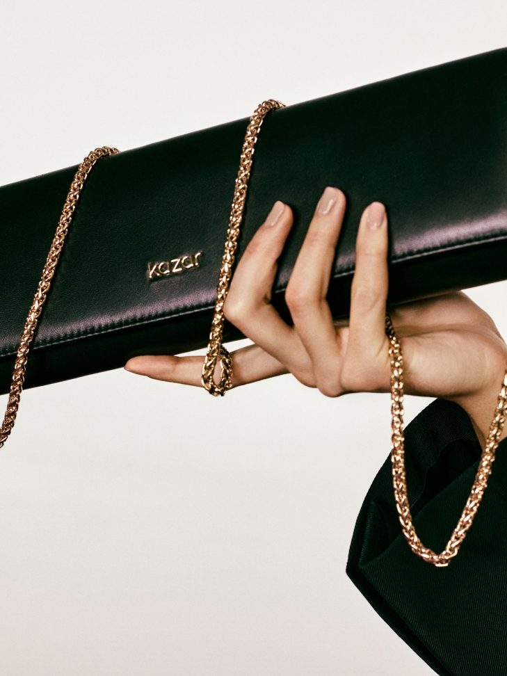 Elegante pochette nera di forma oblunga  VIVIENNE