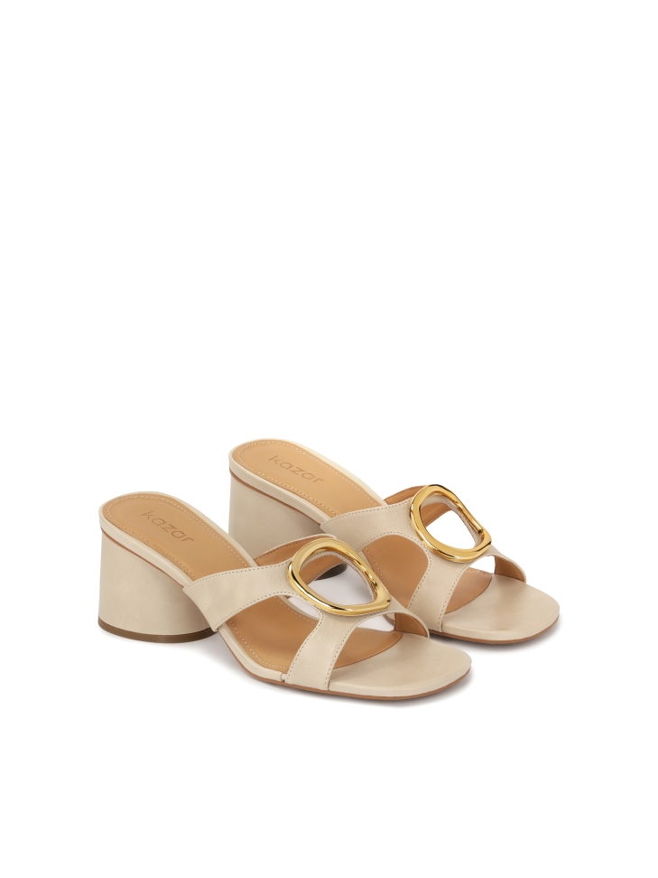 Mules in pelle con decorazioni in metallo sui cinturini NURI