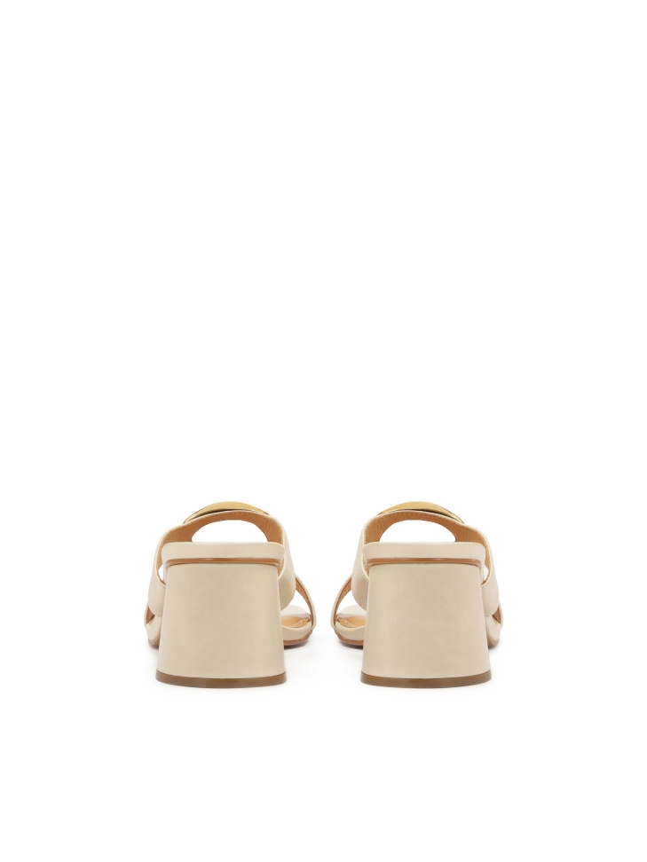 Mules in pelle con decorazioni in metallo sui cinturini NURI