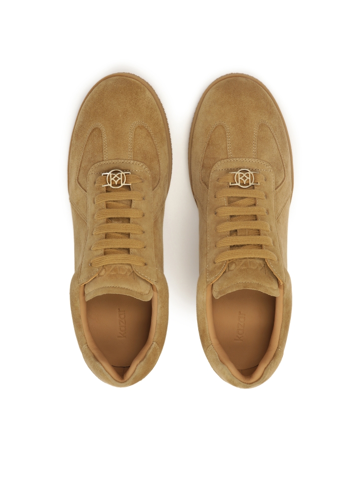 Scarpe da ginnastica in pelle scamosciata con una tuta da gatto IVERIS