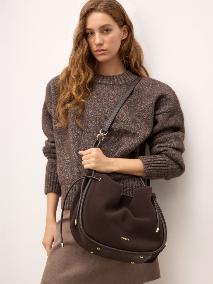 Borsa in pelle scamosciata di colore marrone scuro con logo in oro KENNA